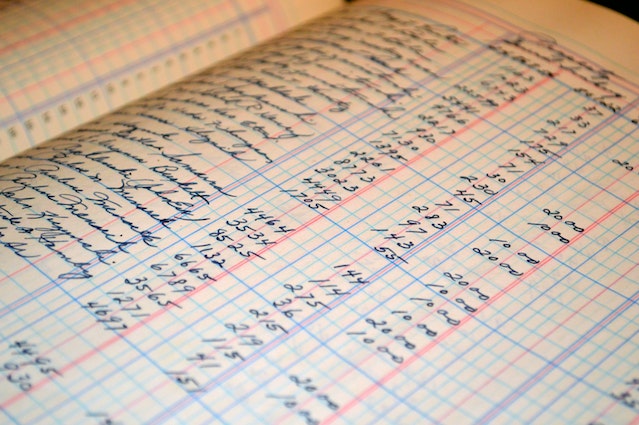 A imagem mostra um caderno anotado, remetendo a uma lista de classes do INPI.