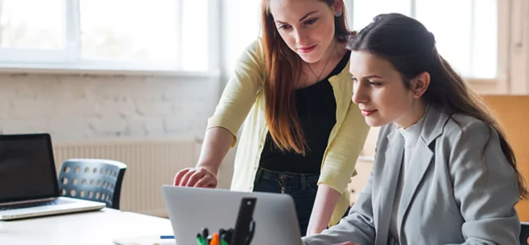 Duas mulheres conversando sobre o registro de marca no INPI em 5 passos.