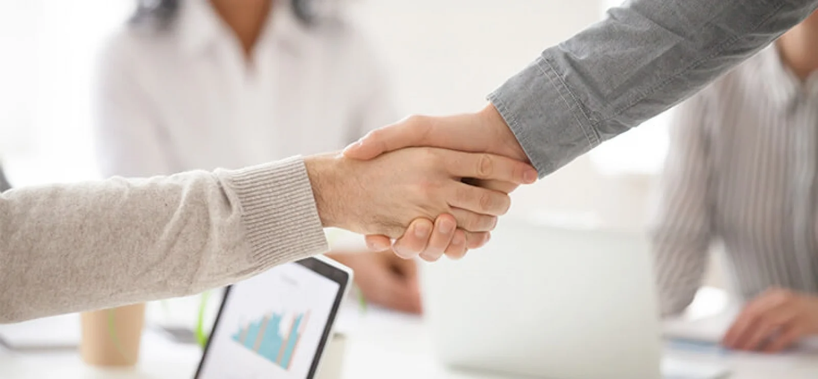 Braços se dando as mãos: Empresa de registro de marca