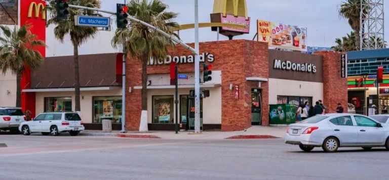 Fotografia de um Mcdonalds. Marcas de alto renome e marcas notórias: o que são e diferenças