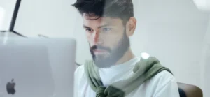 Homem consultando Abertura de MEI: como funciona, requisitos e documentos [Atualizado 2024]