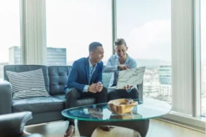 Dois homens dialogando. Investimento anjo: o que é?