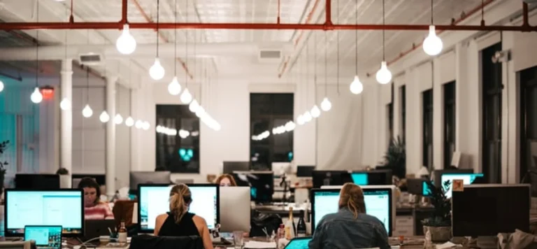 Escritório com vários computadores. Como abrir uma empresa no Brasil