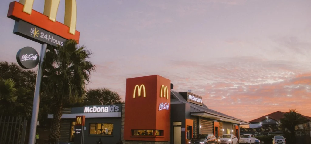 Restaurante do Mcdonalds. Manual de marca: garanta a identidade da sua empresa
